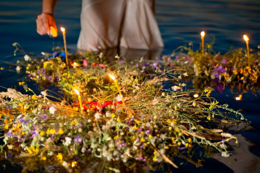 Ивана Купала - венки в воде, свечи